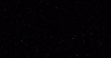 Yıldızlı kara gecelerde parlayan yıldız parçacıkları. 4K video.