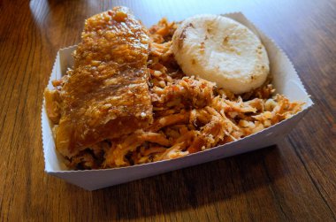 Lechona, pirinç, domuz ve arepaya dayalı tipik bir Kolombiya yemeği..