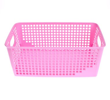 Beyaz arka plan üzerinde izole pembe plastik sepet