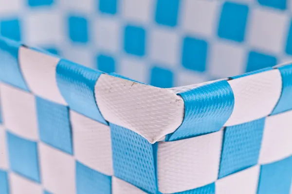 Синяя пластиковая корзина крупный план — стоковое фото
