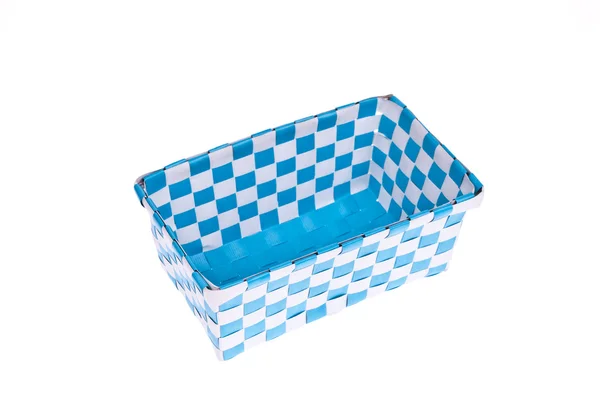 Синяя пластиковая корзина на белом фоне — стоковое фото