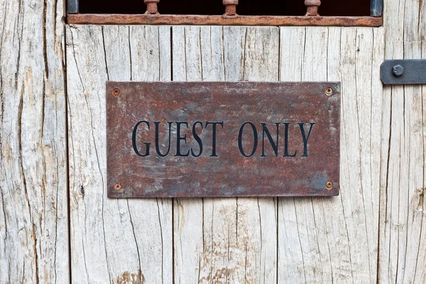 Apenas convidado Assine na porta de madeira — Fotografia de Stock