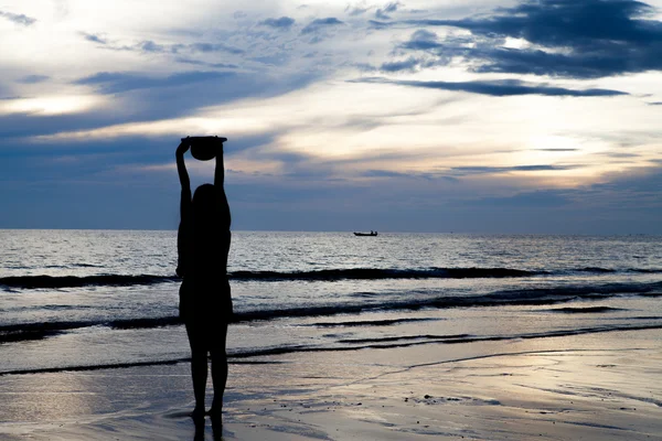Силуэт девушка на пляже — стоковое фото