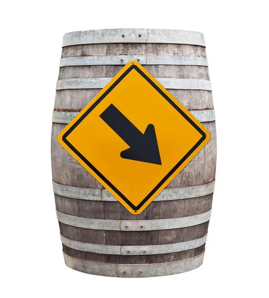白いれたらに分離された交通標識と大きな古いワイン樽 — ストック写真