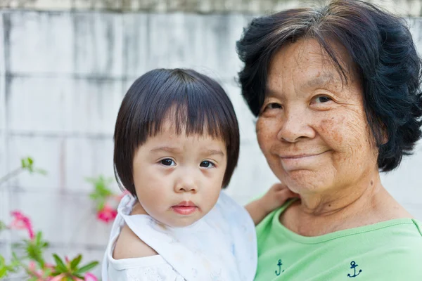 Kleine baby met grootmoeder — Stockfoto