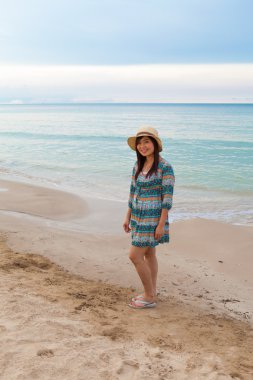 Sahilde kız gülümseme