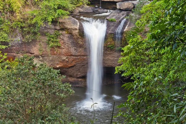 Cascata sulla roccia primo piano — Foto Stock