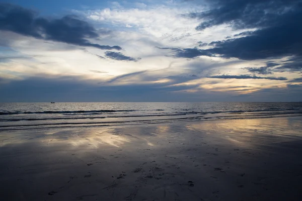 Coucher de soleil sur la plage — Photo