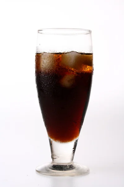 Copo de cola com gelo — Fotografia de Stock