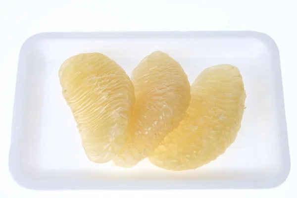 Trois fruits pomelo sur un plat blanc — Photo