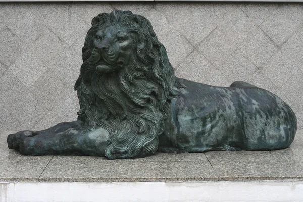 Zielony lew rzeźby chudego na podłodze mable — Zdjęcie stockowe