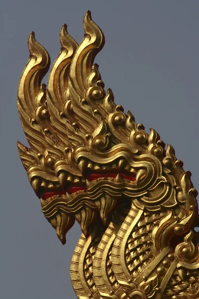 Goldene dreifache Naga im thailändischen Tempel — Stockfoto