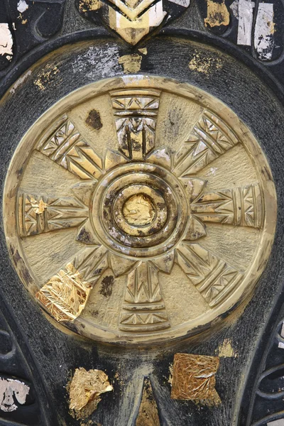 Marqueur de limite d'un temple avec une plaque de pierre dorée — Photo