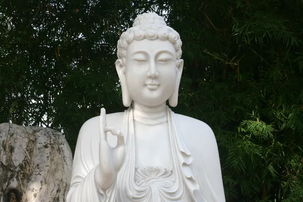 Beyaz mermer kapatmak Buda stutue — Stok fotoğraf