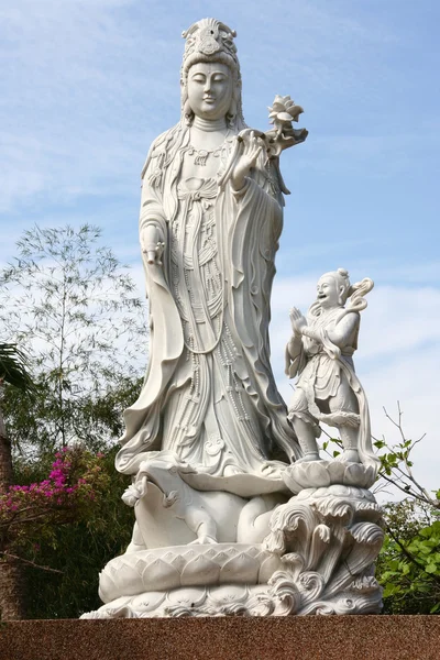 Bílý mramor quan yin socha — Stock fotografie