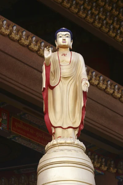 Estátua de buda dourada — Fotografia de Stock