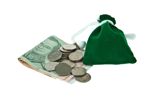 Bolsa de veludo verde com moedas e notas de banco isoladas em b branco — Fotografia de Stock