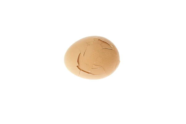 Concha de huevo roto aislada sobre fondo blanco — Foto de Stock