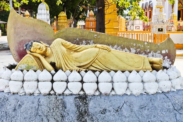 Eski yatan Buda heykeli — Stok fotoğraf