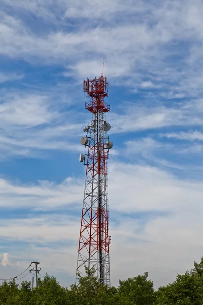 Mobiltelefon meddelande repeater antenn tower — Stockfoto