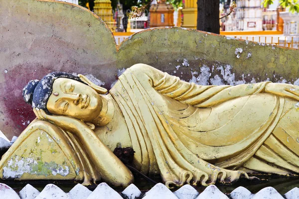 Estátua de Buda Reclinando velho Closeup — Fotografia de Stock