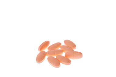 Beyaz arka plan üzerinde renkli ilaç tabletleri