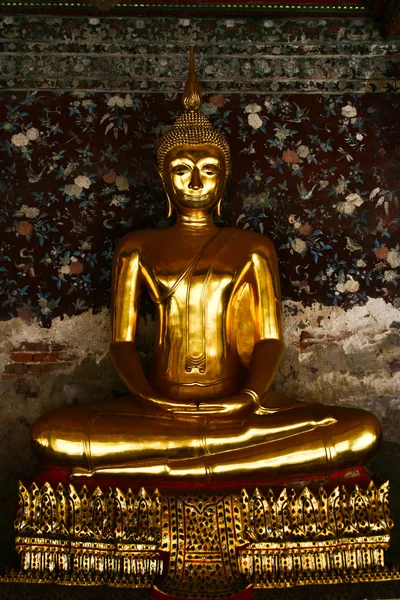 Arany Buddha szobor, a templomban, thaiföldi mosoly — Stock Fotó