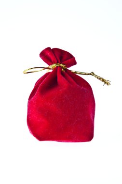 Beyaz arka plan üzerinde izole kırmızı kadife kese