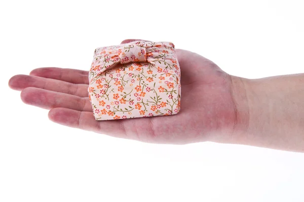 Jolie boîte cadeau à portée de main isolé sur fond blanc — Photo