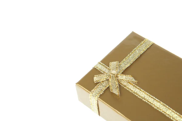 Beyaz arkaplanda altın kurdeleli hediye kutusu — Stok fotoğraf