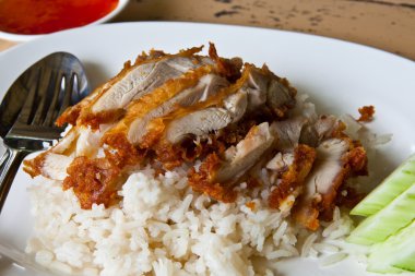 Asya tarzı pirinç kızarmış tavuk