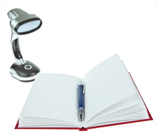 Livro em branco aberto com caneta e lâmpada de mesa — Fotografia de Stock