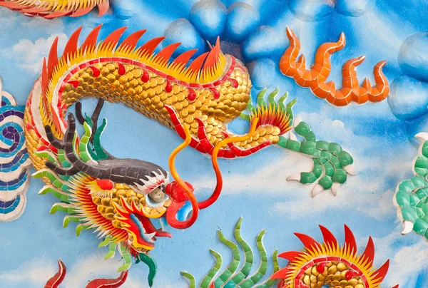 Großaufnahme Drache an einer Wand in einem chinesischen Tempel — Stockfoto