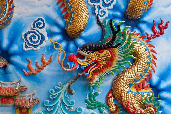 Dragon sur un mur dans un temple chinois — Photo