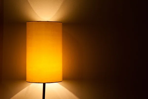 Lampa i mörklagt rum — Stockfoto