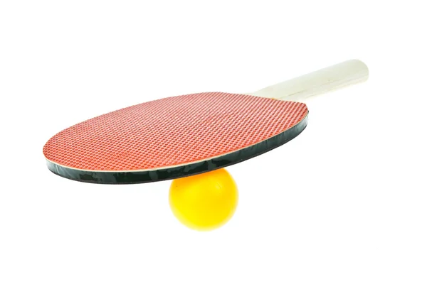 Настольный теннис ракетка и мяч на белом фоне — стоковое фото
