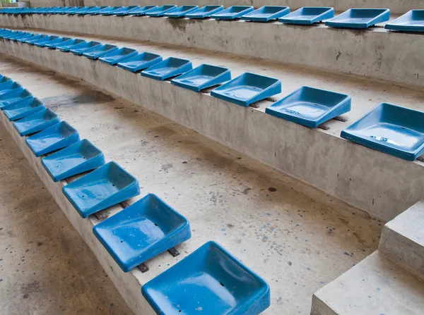 Assentos azuis de plástico velhos — Fotografia de Stock