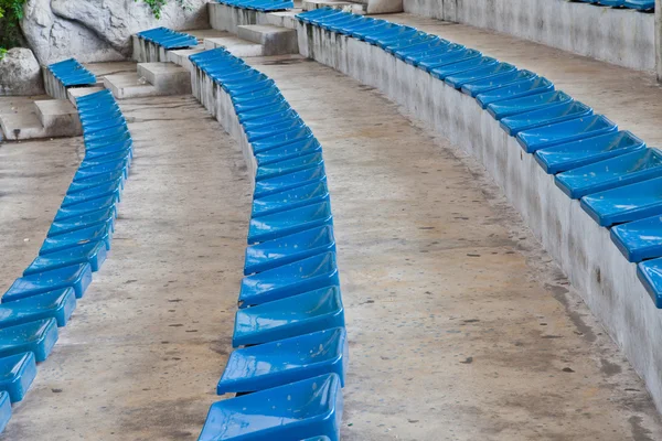 Vecchi sedili in plastica blu — Foto Stock
