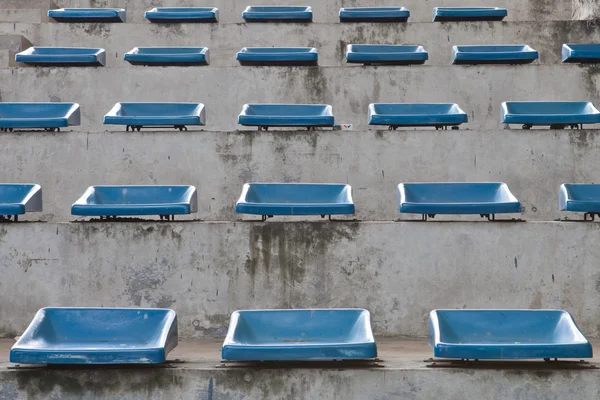 Assentos azuis de plástico velhos — Fotografia de Stock