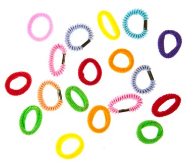 Beyaz arka plan üzerinde izole renkli saç elastik