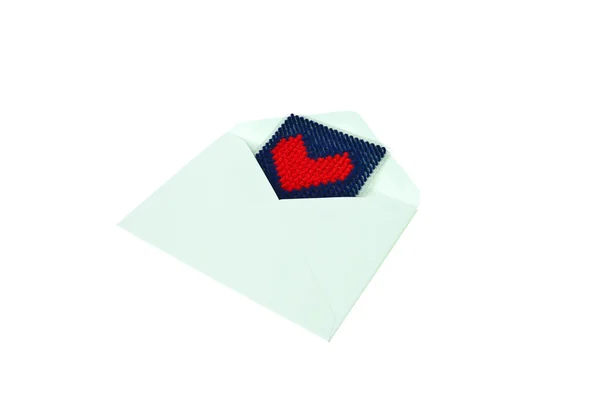 Envelope verde com coração de malha vermelho isolado no backgroun branco — Fotografia de Stock