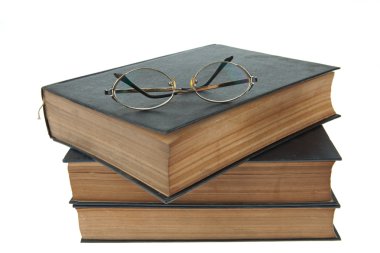 eski izole beyaz zemin üzerine gözlük ile kitap yığını