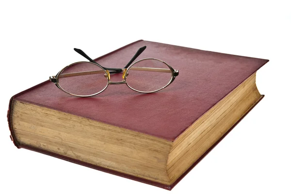 Oude boeken met bril geïsoleerd op witte achtergrond — Stockfoto