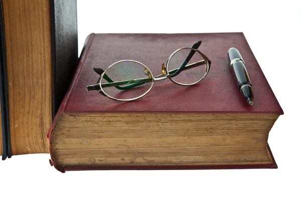 Stare książki i pióra na białym tle okulary — Zdjęcie stockowe