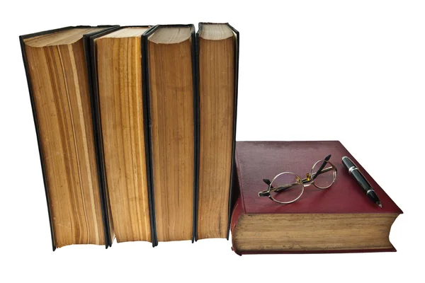 Alte Bücher mit Brille und Stift isoliert auf weißem Hintergrund — Stockfoto