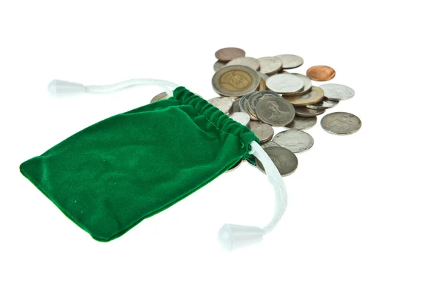 Grüne Samttasche mit Münzen auf weißem Hintergrund — Stockfoto