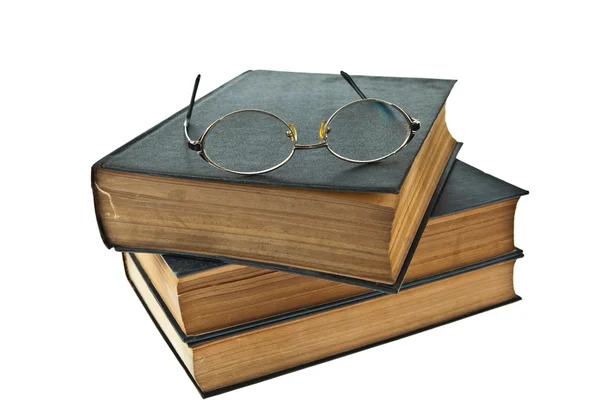Pilha de livros antigos com óculos de olho isolado no fundo branco — Fotografia de Stock