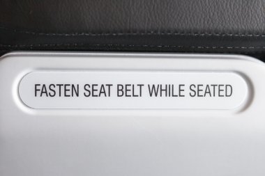 otururken emniyet kemeri tutturmak