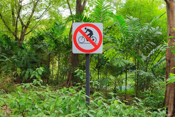 Kein Fahrradausweis im Garten — Stockfoto