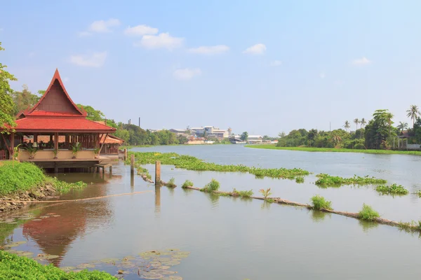 En stuga bredvid en flod i thailand — Stockfoto